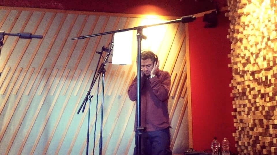 Cantante in cuffia